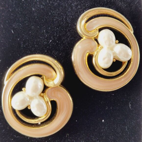 Vtg Avon Faux Pearl Off White Tan Enamel Gold & White Stud Earrings 1980s - Picture 2 of 9